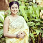 Kaniha Instagram - Don't look outside for your happiness. It's all within you. Never give anyone the power to make and break your happiness❤ Have a lovely week ahead🤗 #happinessiskey #pursuitofhappiness 📷 @dennisdeccon 📷