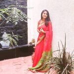 Kaniha Instagram - "Speak up with confidence and carry yourself with poise." Draped a red and green handloom saree from @inde_loom , for Ananda Vikatan interview today at home. #Sari #Inde_loom #anandavikatan #mondaymotivation #handloomsaree #sareelover #sareesofinstagram #sareenotsorry #keepitsimple #Saree #100sareepact #Sixyardsofelegance #Sareeaddict #Handloomlove #Sareepact #iwearsaree #10sareesinmay #iweaehandloomsaree #cottonsaree #Kollywood #Love #Malayalmactress #Kerala #Malayalmcinema #Mollywood