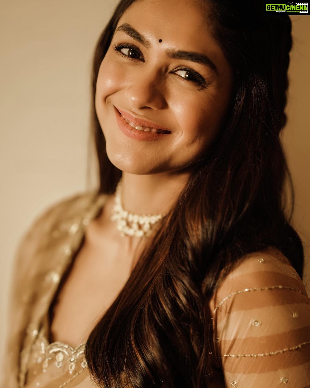 Actress Mrunal Thakur HD Photos And Wallpapers August 2022 | Gethu Cinema