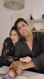 Neha Bhasin Instagram - We love to sing together and what better than on Your song Neha!!! We are crazy together! We love to laugh and more over you love me unconditionally! Love ya! @nehabhasin4u and thank you Sam for playing the guitar for us @zookthespook 😂❤️😘😂❤️😘

#letssing #rajivadatia #nehabhasin