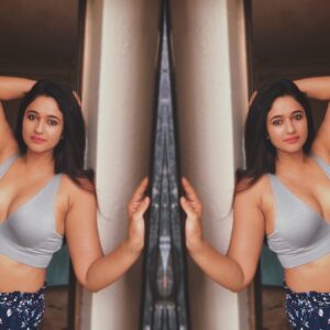 Poonam Bajwa Instagram - #reflective#🌓💛