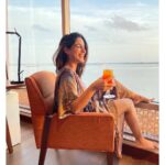 Samyuktha Menon Instagram - Gulping down the Gorgeous Golden Hour with a Glee 😊✨ Wearing @theboozybutton Captured by : @hrushee_ @neethungeo #goldenhour #glee #gorgeous #sunset #queen #kochi #hyaat #samoninsta #talesofsam #samfam #oranges #peaches #happiness #instasmile #cantstopsmiling #blueskies #backwaters #keralagram #mallugram #instadaily #sunsetpictures #kaftan #hustleandchill #hustler #lifegoals