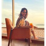 Samyuktha Menon Instagram - Gulping down the Gorgeous Golden Hour with a Glee 😊✨ Wearing @theboozybutton Captured by : @hrushee_ @neethungeo #goldenhour #glee #gorgeous #sunset #queen #kochi #hyaat #samoninsta #talesofsam #samfam #oranges #peaches #happiness #instasmile #cantstopsmiling #blueskies #backwaters #keralagram #mallugram #instadaily #sunsetpictures #kaftan #hustleandchill #hustler #lifegoals