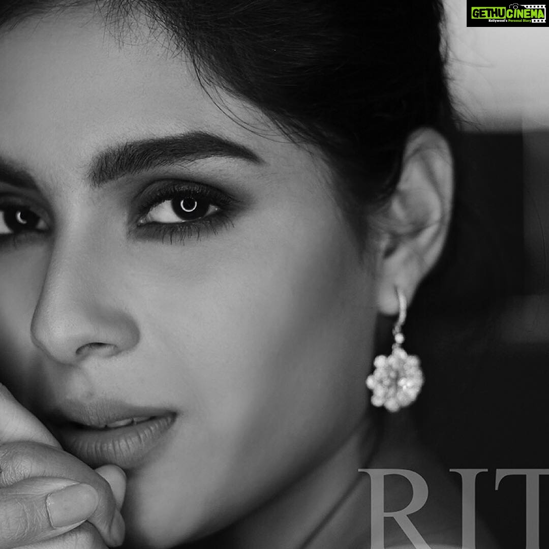 Samyuktha Menon Instagram – #swipeleft @ritzmagazine @shafishakkeer ...