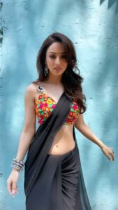 Sandeepa Dhar Instagram - #BeingMaina
Jhumka girra re 
‘Dhooppur’ kay bazaar mein 🎶 

Catch “Chattis Aur Maina” streaming on @disneyplushotstar

—————————————————
#reels #reelsinstagram #sandeepadhar #chattisaurmaina #saree #sareelove #desi #onset
