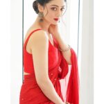Sandeepa Dhar Instagram - I looked at you, you looked at me ... Aur hoe gayi mushkil . 🐣 #Mumbhai #Vaishnavi #12november ————————————————— 📸 @munnasphotography Stylist : @shru_birla 💄 @g.chakravarthyy Hair : #aarti Saree @suta_bombay Jewelry @koharbykanika @vblitzcommunications