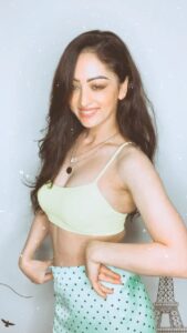 Sandeepa Dhar Instagram - Impromptu grooving in between shoot #myjam 🤦🏻‍♀️🤷🏻‍♀️😬 #reels