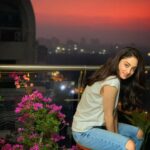 Sandeepa Dhar Instagram – Forever that girl that gets excited  when the sky is in pretty colours . ✨🌺
#sunsetlover #theview #dusk #breathtaking #theskywastooprettynottoshoot