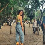 Sandeepa Dhar Instagram - This footpath outside the college(Xaviers) was my regular hangout zone coz there used to be a sandwich wala who made the yummiest sandwiches ever & more importantly it was cheap 😁 & during college u saved every penny coz u were constantly broke. Going back to College during Malhar to judge a dance competition has been such a fun experience. Brought back so many memories of my own coz this is where it all started for me too. Happy Times! #nostalgia #collegelife #xaviers #malhar2019 #baggyjeans #mynewfoundlove St. Xavier's College, Mumbai