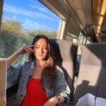 Sandeepa Dhar Instagram - Like the way the sun is right now, with the long shadows & that kind of bright, soft light u get when the sun is quite setting? That’s the light that makes everything better, everything prettier & today, everything seemed to be in that light. #happiness London, United Kingdom