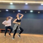 Sandeepa Dhar Instagram - Fridays be like 😁💃🏻🍩 #Rehearsal A slightly different version of #YehJawaani . Love love love this choreo by my fav @melvinlouis