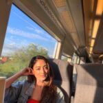 Sandeepa Dhar Instagram - Like the way the sun is right now, with the long shadows & that kind of bright, soft light u get when the sun is quite setting? That’s the light that makes everything better, everything prettier & today, everything seemed to be in that light. #happiness London, United Kingdom