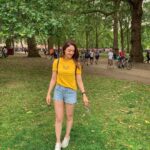 Sandeepa Dhar Instagram - I got that sunshine in my pocket Got that good soul in my feet #ParkDays #summervibes #randomclick Buckingham Palace Gardens