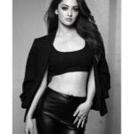 Sandeepa Dhar Instagram - Fit checkk 🖤 Couldn’t decide , Swipe ——> With or without the blazer 🤔 @munnasphotography @shru_birla @sneharodricks