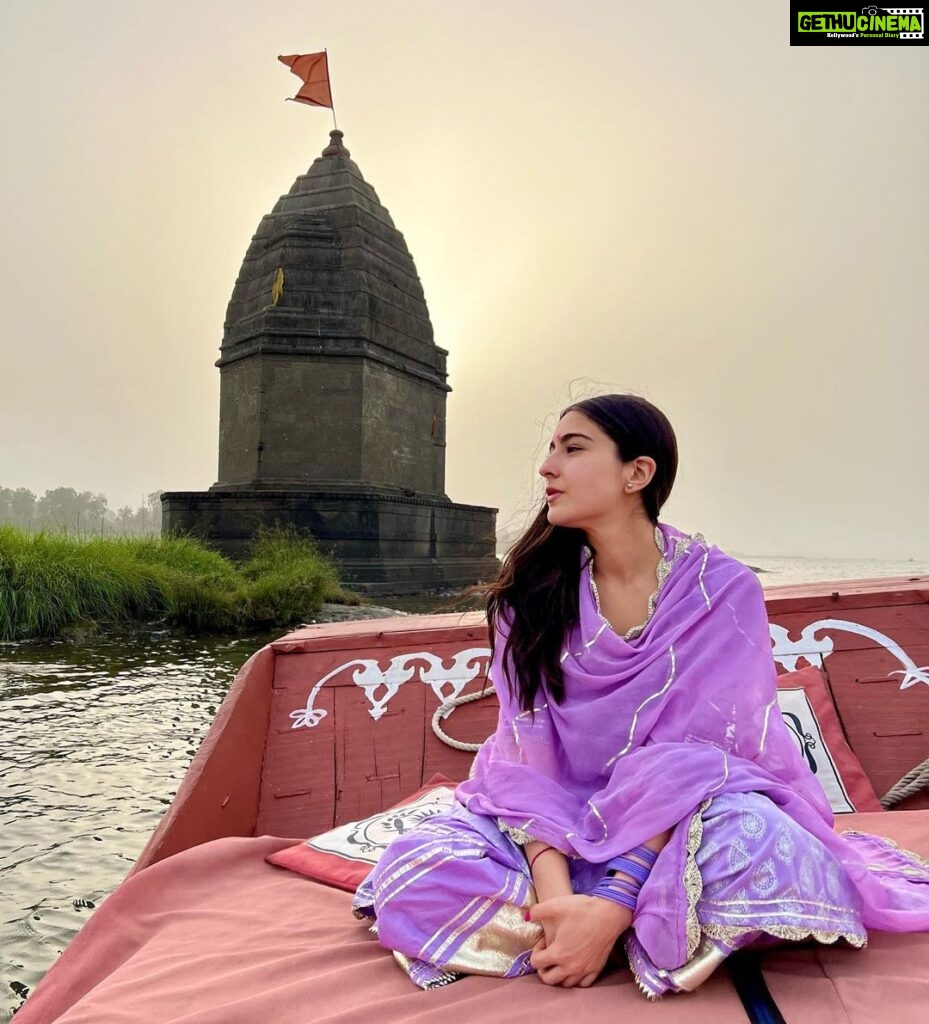 Sara Ali Khan Instagram 💟☮️💁🏻‍♀️ Narmada River Gethu Cinema 1025