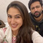 Sara Ali Khan Instagram – Sara knocks ✊ 
@vickykaushal09 rocks ✌️
Time to set your clocks ⏰ 
Chakachak tomorrow- out of the box 🎁 

#SaraKiShayari #RinkuKiTayari