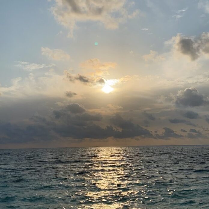 Sara Ali Khan Instagram - Sky above, Sand Below ☀️🏝 Sea around, Go with ...