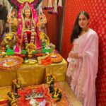 Sara Ali Khan Instagram - विजयदशमी की हार्दिक शुभकामनाएं 🙏🏻🙏🏻🙏🏻 Wishing everyone peace, fulfilment, abundance and good health. May this Dussehra dispel all gloom, misery and hardships and allow good to prevail and triumph over all evil. 🧿💙💟☮️💫🔥🎇🎊