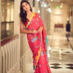 Sara Ali Khan Instagram - Bindiya Chamkegi ✨💫 🥻: @stylebyami @madhurya_creations 📸: @shivangi.kulkarni @harishgadwal 💇‍♀️: @mikedesir 💄: @kavyesharmaofficial The Taj Mahal Palace, Mumbai