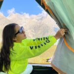 Sara Ali Khan Instagram - Sunny rays and Starry nights Moonlight and camp fire for lights As long as you can deal with heights And over food are the only fights ☀️🌙 🌌⛺️🏔 P.S sorry @manantramboo @yashsinghal @yashmittal2311 for eating all the food 🥘 #highaltitude #lake Sheshnag Lake