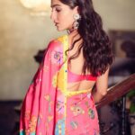 Sara Ali Khan Instagram - Bindiya Chamkegi ✨💫 🥻: @stylebyami @madhurya_creations 📸: @shivangi.kulkarni @harishgadwal 💇‍♀️: @mikedesir 💄: @kavyesharmaofficial The Taj Mahal Palace, Mumbai
