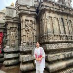 Sara Ali Khan Instagram – 🙏🏻💜💟☮️ 
#peace #gratitude #blessed Kamakhya Temple, Guwahati, Assam