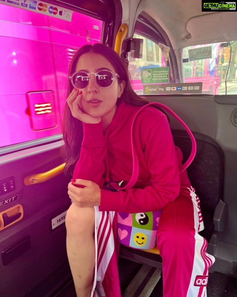 Sara Ali Khan Instagram Keeping Up With The Pataudis 👨‍👦‍👦👨‍👧👼🏻👦👧💁‍♂️ London United Kingdom 9336