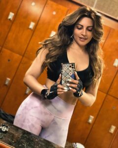 Shama Sikander Instagram - Being goofy in the dressing room.... Leave a ❤️ if you do the same in your gym 🤓
.
.
.
#fitness #gym #workout #motivation #picoftheday #dressingroom #fit #health #lifestyle #goals