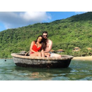 Shama Sikander Instagram - Oh beaches, oh sand oh mountains, how i miss youu and yearn for you❤️❤️❤️❤️ @jamesmilliron
.
.
.
#beach #sand #mountain #clouds #travel #nature #love #happiness #beautiful #beachvibes