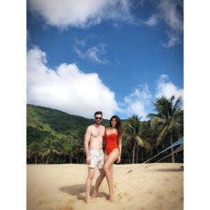 Shama Sikander Instagram - Oh beaches, oh sand oh mountains, how i miss youu and yearn for you❤️❤️❤️❤️ @jamesmilliron
.
.
.
#beach #sand #mountain #clouds #travel #nature #love #happiness #beautiful #beachvibes