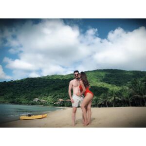 Shama Sikander Instagram - Oh beaches, oh sand oh mountains, how i miss youu and yearn for you❤️❤️❤️❤️ @jamesmilliron
.
.
.
#beach #sand #mountain #clouds #travel #nature #love #happiness #beautiful #beachvibes