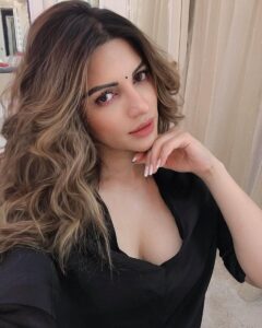 Shama Sikander Instagram - My sunday mood....
Happy Sunday everyone...🥰
Swipe right ➡️ and let me know what’s your mood matching with today in comments ❤️
.
.
#sunday #funday #weekend #vibes #nature #summer #picoftheday #smile #life #beautiful #selfie #mood
