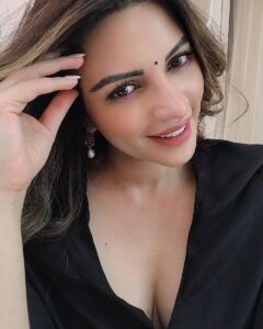 Shama Sikander Instagram - My sunday mood....
Happy Sunday everyone...🥰
Swipe right ➡️ and let me know what’s your mood matching with today in comments ❤️
.
.
#sunday #funday #weekend #vibes #nature #summer #picoftheday #smile #life #beautiful #selfie #mood