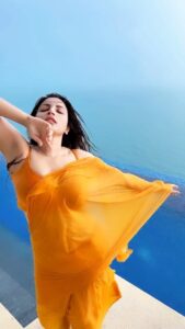 Shama Sikander Instagram - The perfect mausam for a perfect song…..
As requested here comes #tiptipbarsapaani ♥️

How do you like it write in comments below 
@conradkohsamui 
#monsoon #perfectday #conradsamui #location #bollywood #bollywoodsongs #famous #viral #viralvideos #perfection #yellow #travelwithme #shamasikander #thailand #kohsamui