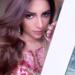 Shama Sikander Instagram - My favorite song… kaisi lagi ye transition??? Comments me batao #bollywood #love #lovesongs #tranding #viral #beauty #indiangirls #desivibes #swag
