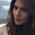 Shama Sikander Instagram - Teri Aankhon Ki Namkeen Mastiyan Teri Hansi Ki Be Parwaah Gustakhiyan Teri Zulfon Ki Lehrati Angdaiyaan Nahi Bhoolunga Main ... Complete the last line! . . . . . #maulameremaula #reelsinstagram #reelkarofeelkaro #reelitfeelit #eyes #shootdairies #throwback #shamasikanderreels #shamasikander