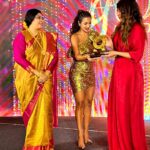 Shama Sikander Instagram - And then it said…. LET THERE BE LIGHT…..😇😇😇Fanoos banke jiski hifazat hawa kare, wo SHAMA kya bujhe jise roshan khuda kare….😇. Won the Most inspiring actress advocating mental health 😇... Thank you @brandsimpact for recognizing my efforts and the impact it has made on everyone… thank you for opening up a conversation about Mental health coz there is still so much stigma around it... Thank you all for your constant love and support i love you multitudes ♥️🙏🏻🙏🏻🙏🏻 Love one another, be kind, be the light you are meant to be….😇 P. R- @shimmerentertainment . #shamasikander #actorlife #awardwinning #goldengloryawards #goldengloryawards2021 #achiever #mentalhealth #support #letstalkaboutit Mumbai, Maharashtra