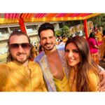 Shama Sikander Instagram - Yellow yellows dirty fellowssss…. What a fun filled afternoon at @gurpreetbedi_22 @kapilarya Mehandi.. The theme was yellow and everyone followed it to… indian weddings.. Naach Gaana… shaadi ka mahaul…, waah ji waahhh…🎉🥳🥳🥳😇♥️ . . . #mehandi #backtokg #yellowtheme #indianwedding #shaadikaseason #fun #crazy #shamasikander #friends #happiness #enjoy #haldiceremony #happyme #friendslikefamily #bandbajabaraat #bridetobe #haldified #attire #traditional #indianwedding