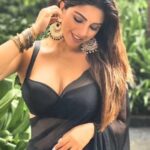 Shama Sikander Instagram - Just Slayyyyyyy......❤️ #trendingreels #reelsinstagram #reelitfeelit #reelsvideo #differentpicture #likes #share #comment #customs #photoshoot #click #Follow #explore