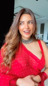 Shama Sikander Instagram - Meri lipishtic bigadh jayegi….😆🙌🏻 #fun #funnyvideos #funnymemes #funnyreels #diwali #comedy #comedyvideos #love #red #happylife #happychild #reelitfeelit #reelsindia