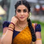 Shamna Kasim Instagram - Happiness and comfort dressing traditional is so so different ❤️ Costume: @ivalinmabia Jwellery: @kushalsfashionjewellery Pic’s: @v_capturesphotography Hairstylist: @hairartistpoojagupta Personal staff: @tharikreshma625 #dhee14dancingicon #telugu #etv #lovemyjob ❤️