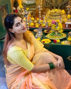 Shivani Narayanan Instagram - Saturday Vibe 🙏