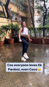 Sophie Choudry Instagram - Even Coco loves Ek Pardesi🐶☺️ #bloopers #thestruggleisreal #tryingtomakeareel #ekpardesi #raindance #sophiechoudry #OGDiva #trending #dancereels #doglover #dogsofinstagram #indie #ekpardesimeradillegaya