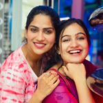 Swasika Instagram - A day out with bestie @manve_surendran_official_ filled with joys , laughter, food and shopping What more we girls could ask for ! Earring : @jays_jewelrycollection #swasikavj #swasika #swasikaactress #adayoutwithbestie #besties #manvesurendran #lulumall #lulumalltrivandrum