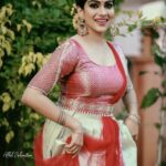 Swasika Instagram - Share your smile with the world. It’s a symbol of friendship and peace. Makeup: @mukeshmuralimakeover Costume : @minnaram_designer_boutique Stylist : @nithinju Photography: @akhil_photography_tvm #swasika #swasikavj