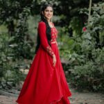 Swasika Instagram - Merry Christmas Everyone 🎄 Styling by @jaffarimaam Outfit @shesdesigns MUA @amal_ajithkumar Photo @sherildev #merrychristmas #merryxmas #swasika #swasikavj #swasikaactress