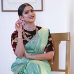 Swasika Instagram - Flaunting the diamonds from @kirtilalsonline . Photography: @anoop_mvr #swasika #swasikaactress #swasikavijay #swasikavj #sareelove #diamonds #greensaree #kirtilalsonline