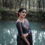 Swasika Instagram - When you feel beautiful yourself. 😍 Makeup : @abilashchickumakeupartist Saree : @ruuhbythebrandstore @thebrandstorebyfebitha Photography: @a10__photography #swasika #swasikavj #swasikavijay #sareelove #agoodday #gratitude #eveningpost #riverside #bluesaree #photoshoot