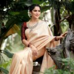 Swasika Instagram - Happy Diwali 🪔 Makeup: @abilashchickumakeupartist Photography: @midhinlal Saree : @thebrandstorebyfebitha Jewellery: @wooglitters #swasikavj #abilashchickumakeupartist #diwali #happydiwali #swasikvijay #swasikavijayactress