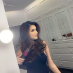 Tara Sutaria Instagram - Finally got my hands on the Dyson Airwrap and it’s been such a blessing during this lockdown! Hair styling at home never got easier and the best part is, it’s damage free! Say hello to perfect hair at home💖😉 #dysonairwrap @dyson_india